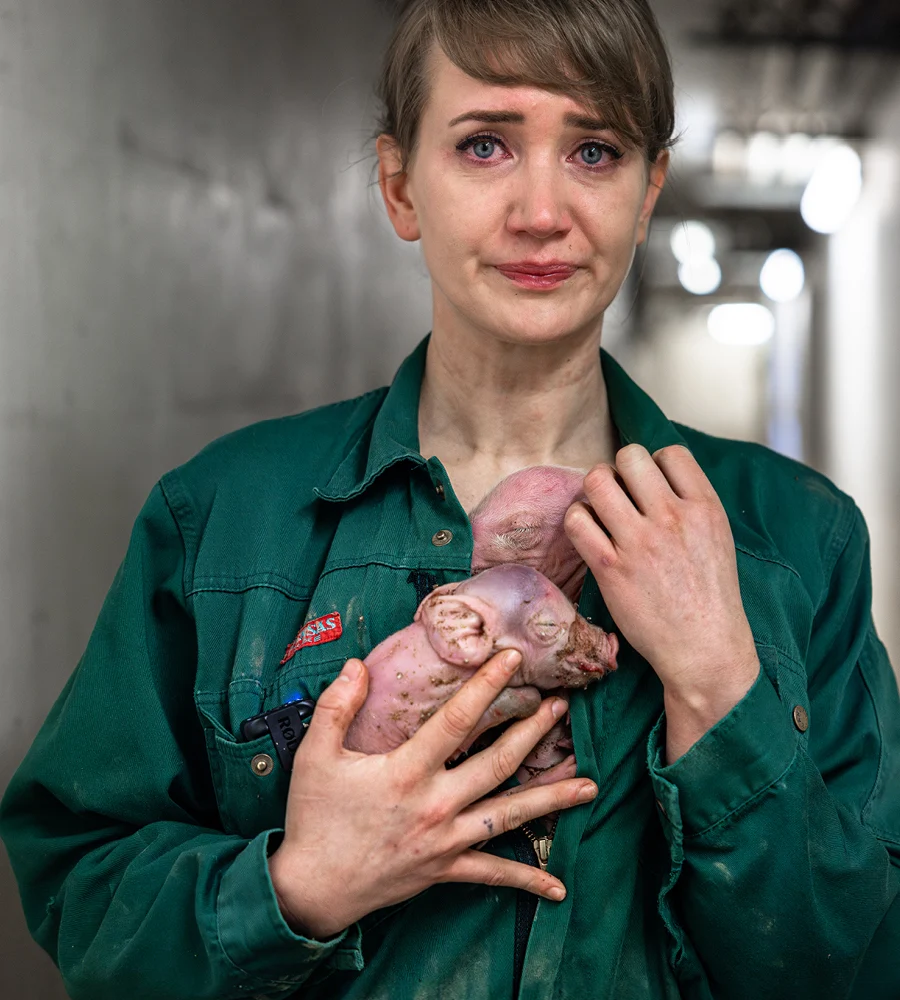 Samara Eckardt mit Schwein auf dem Arm